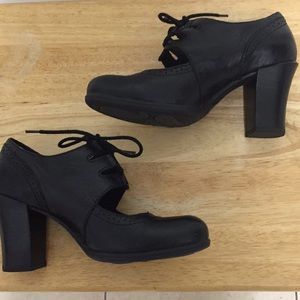 Born Shoes Black Lace high heel Shootie